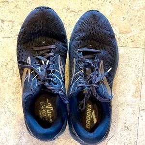 Woman’s Brooks Adrenaline GTS 19 running sneakers